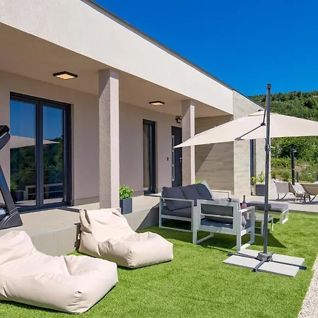 Castanea Holiday home Poljane